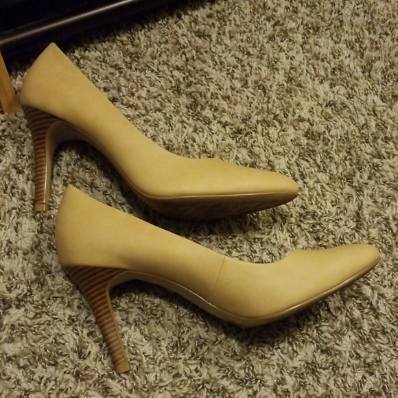 Tan heels - Picture 4 of 4
